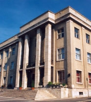 Pannon Egyetem (korábban Veszprémi Egyetem) veszprémi központi épületének homlokzata